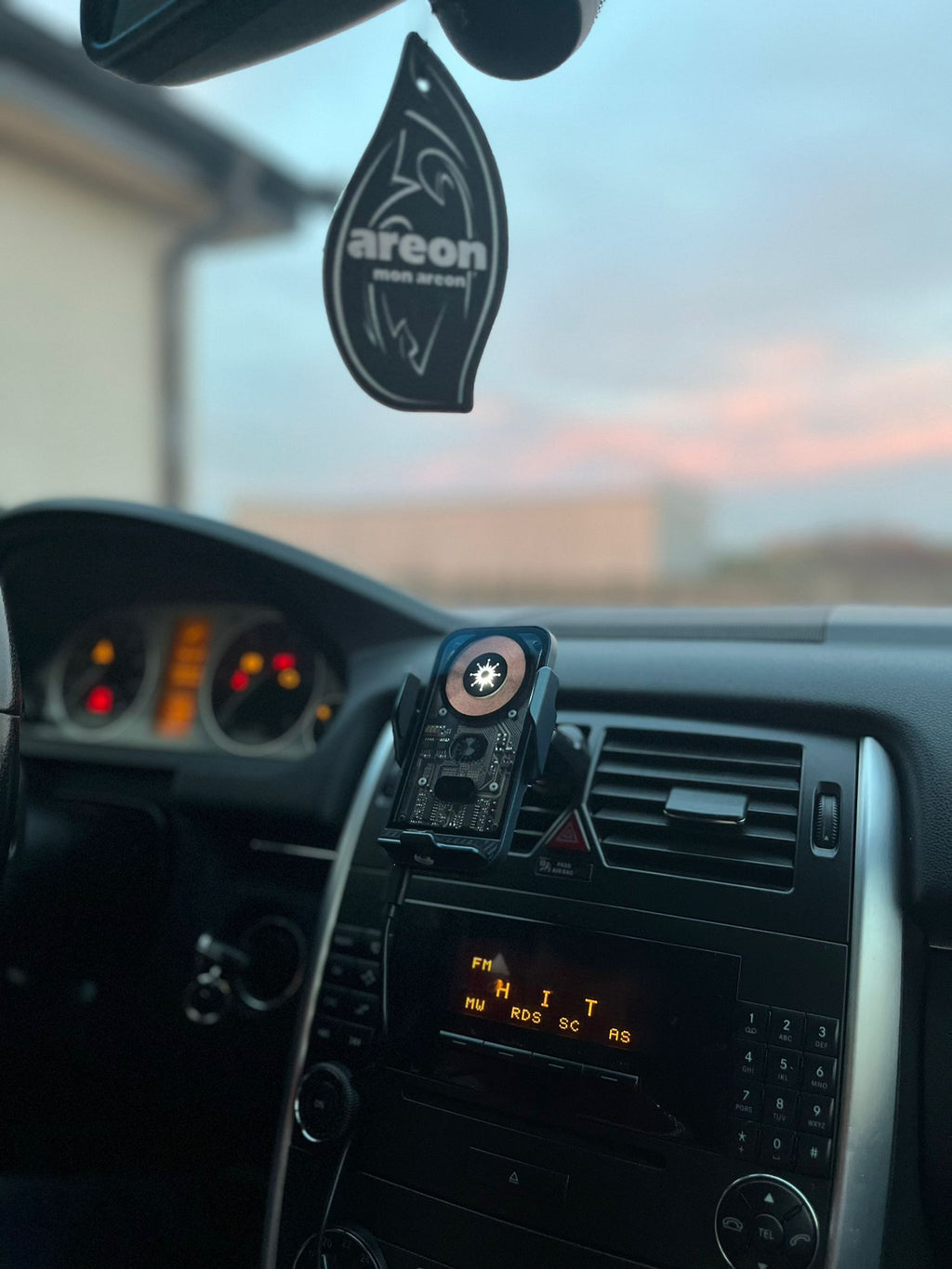 📱 Univerzalni Magnetni Držač za Telefon – Stabilan, praktičan i moderan