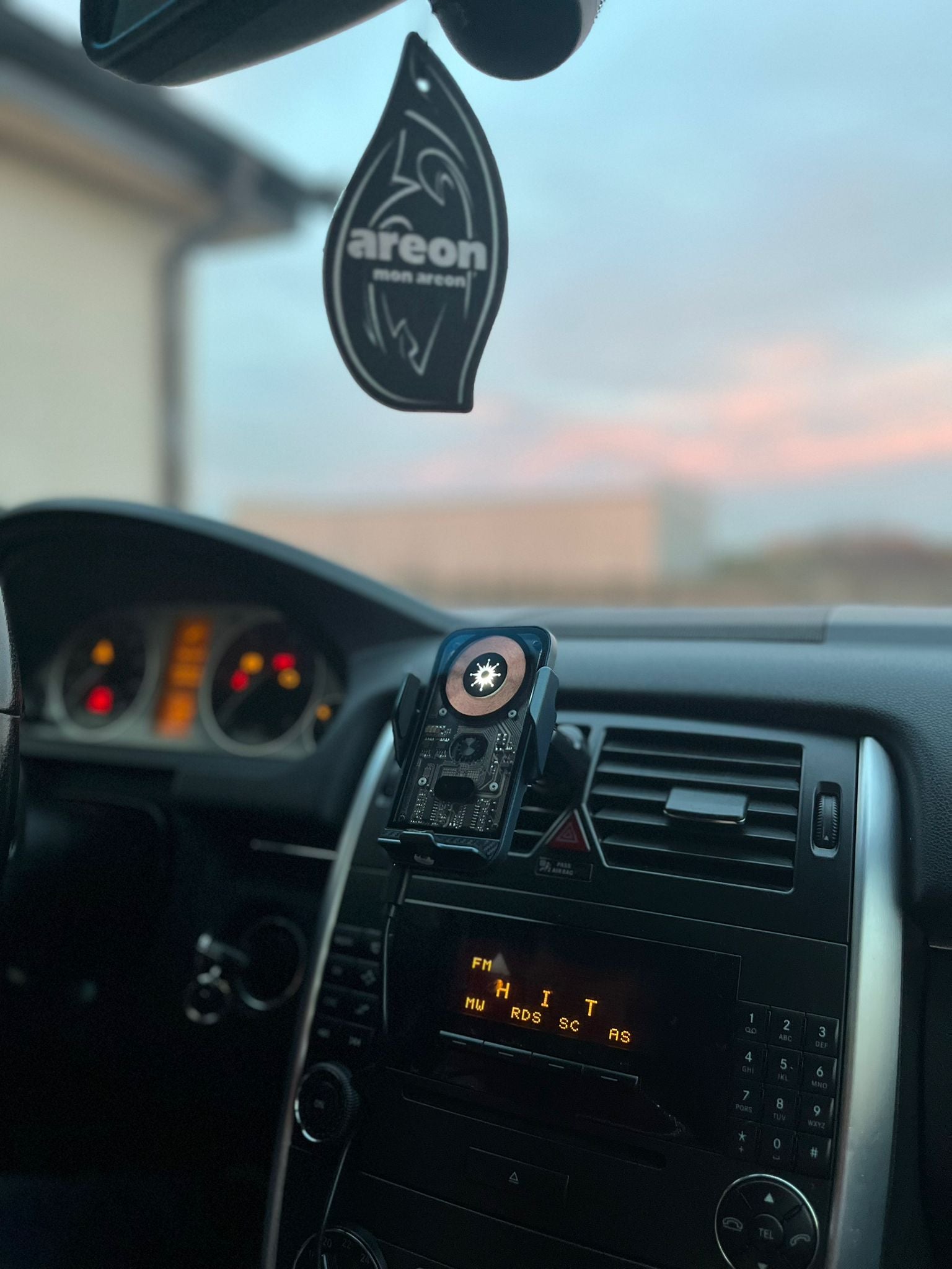 📱 Univerzalni Magnetni Držač za Telefon – Stabilan, praktičan i moderan